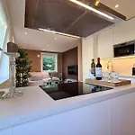 Bright And Modern 2-bedroom Apartment, Near Center, Location Апартаменты *